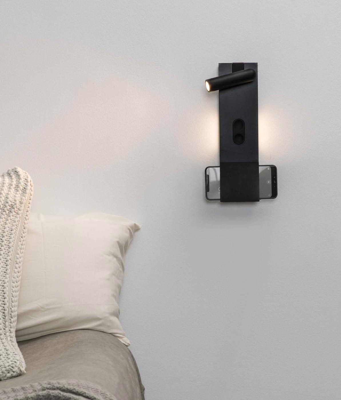 Schwarze Wandlampe mit mobilem Laden und LED-Player MAGOS ambiente 2