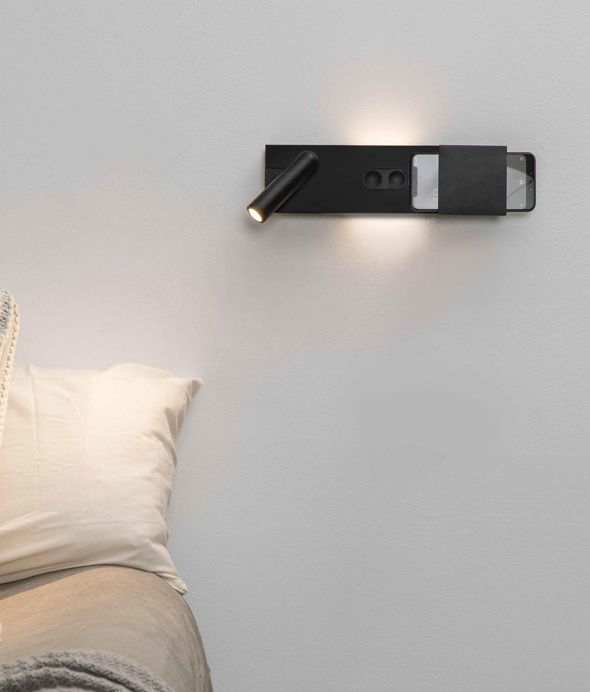 Schwarze Wandlampe mit mobiler Ladestation und LED-Player MAGOS ambiente