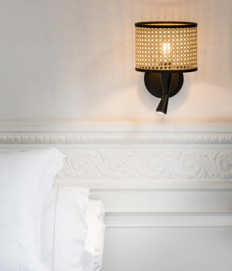 MAMBO Wandleuchte mit LED-Player schwarz und Rattan Ambiente