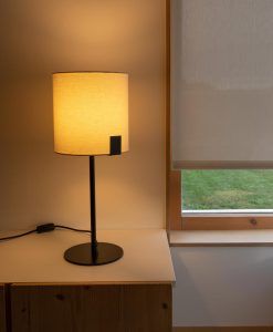 NILA schwarze und cremefarbene Tischlampe - Umgebung 2