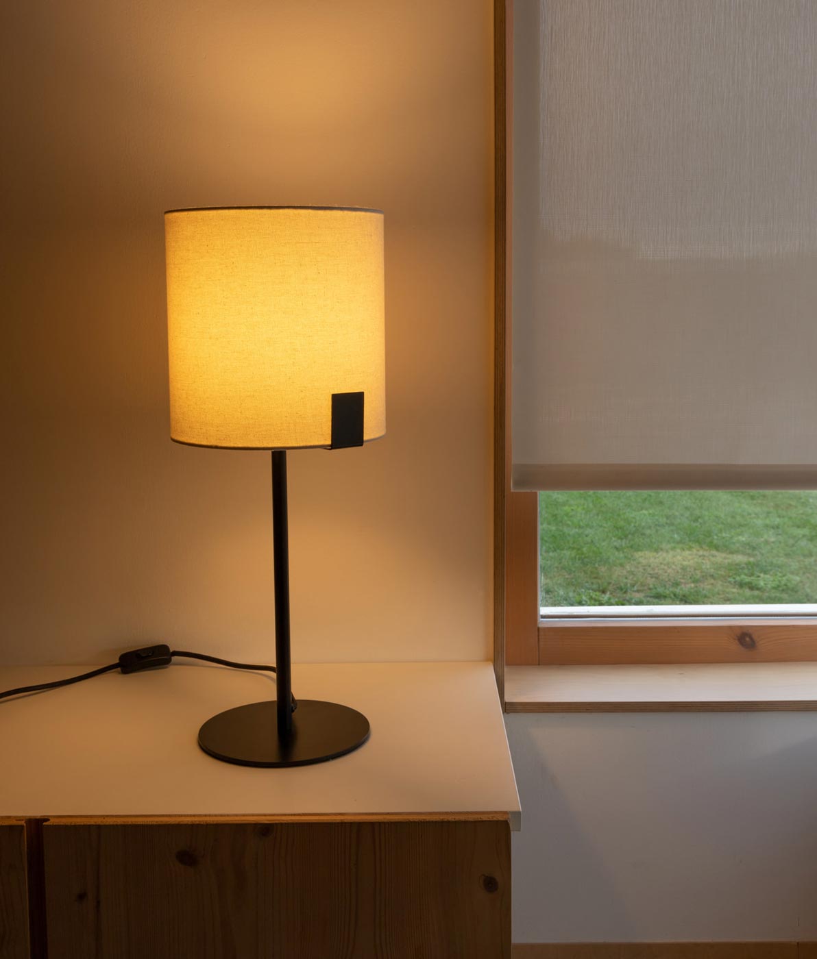 NILA schwarze und cremefarbene Tischlampe - Umgebung 2