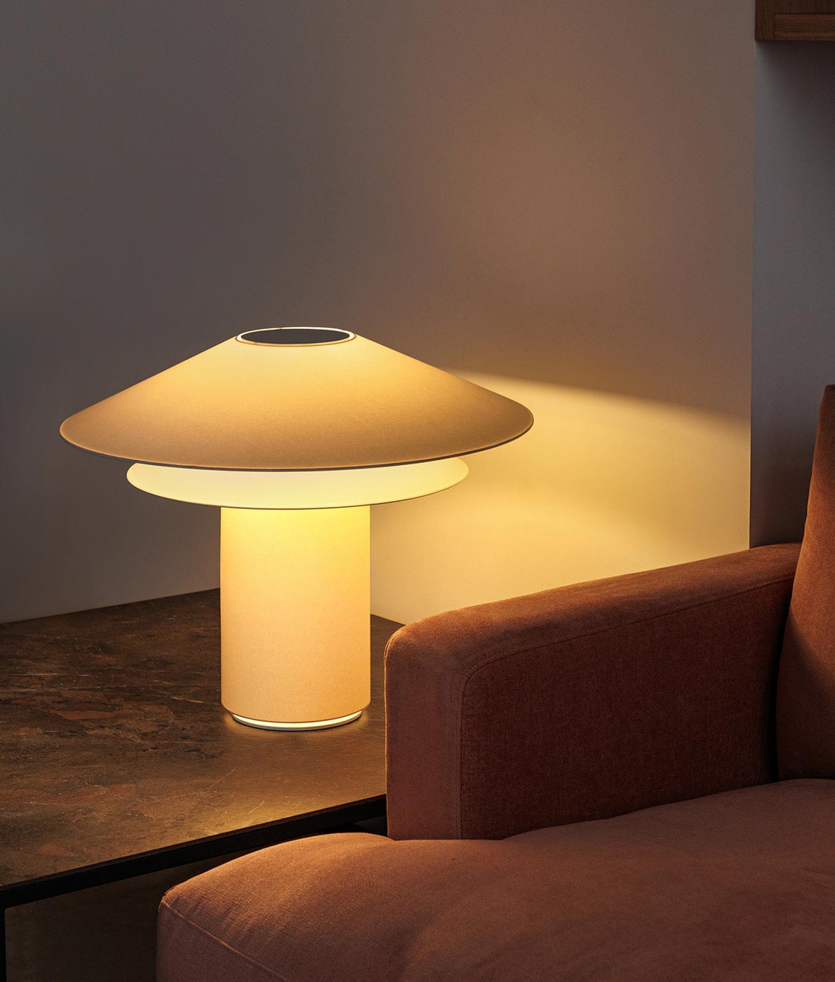 SHAN große Tischlampe in Weiß und Beige - Umgebung
