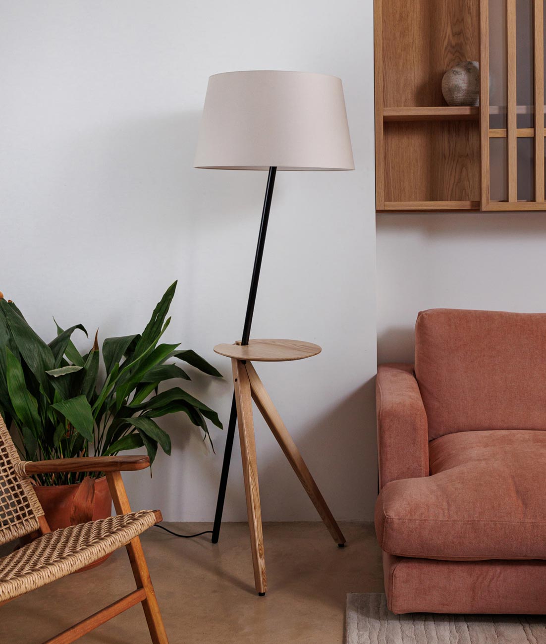Stehlampe TREEWOOD in Schwarz, Beige und Holz - Umgebung