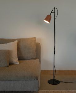 Stehleuchte STUDIO in Rosa und Schwarz Umgebung