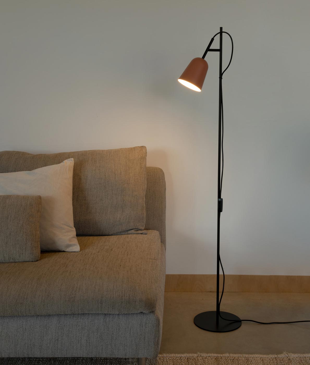 Stehleuchte STUDIO in Rosa und Schwarz Umgebung