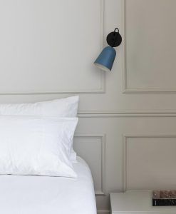 Wandleuchte STUDIO in Blau und Schwarz Umgebung